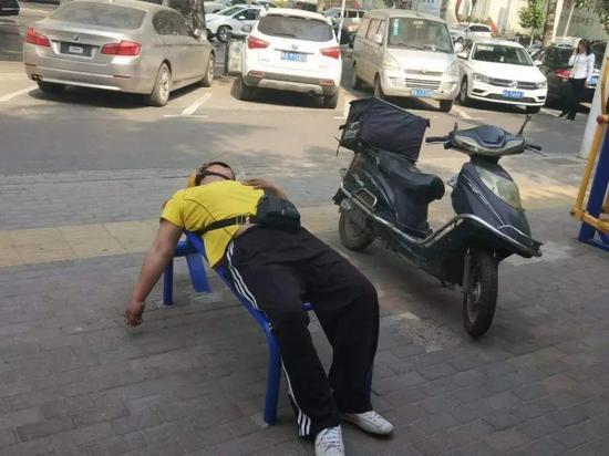 累瘫在路边的骑手