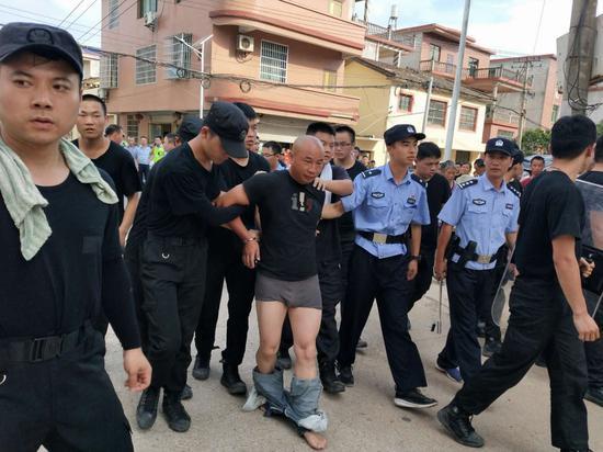 曾春亮被抓后,警方将其裤子扒下,防止私藏凶器,再次逃脱。