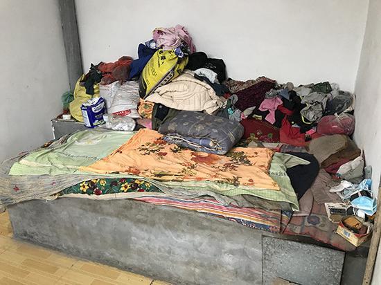 方家正屋的炕,杨兰睡在这里。澎湃新闻记者 沈文迪 图