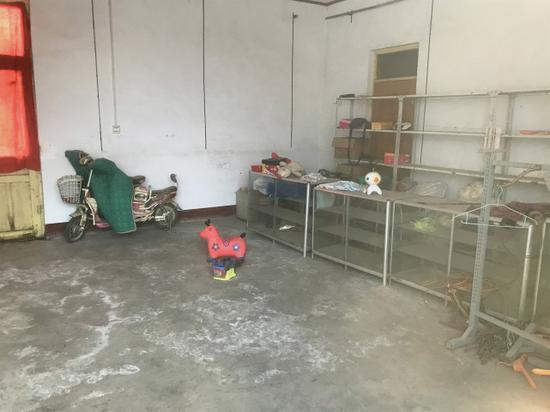 张丙家屋里,还留着当年童装店用的柜子。澎湃新闻记者 沈文迪 图