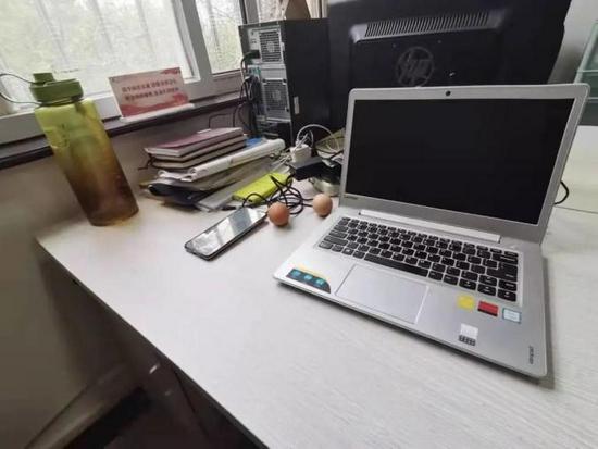 李涌工作的办公桌