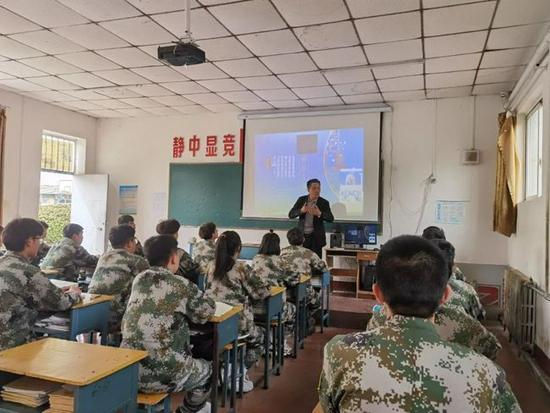 张俊成在给学生们上课