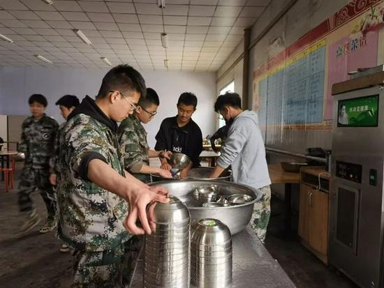 职校的学生们在勤工俭学