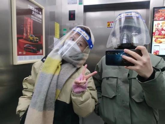 阿杜与女友,女友也至今未阳