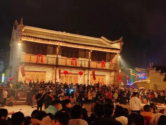 思瑶拍摄去县城看烟花
