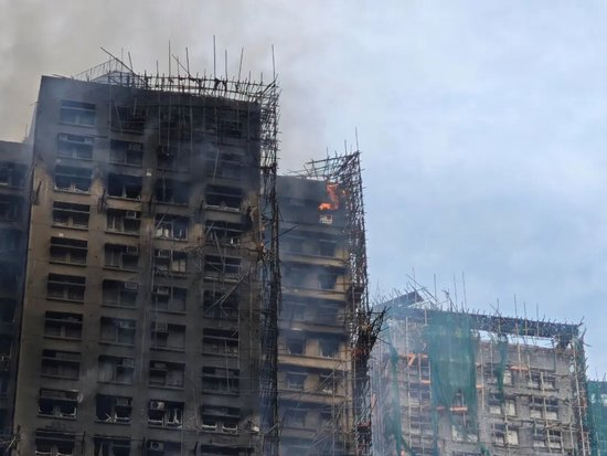 香港大埔火灾已致55人遇难,大火何以连烧7栋楼?