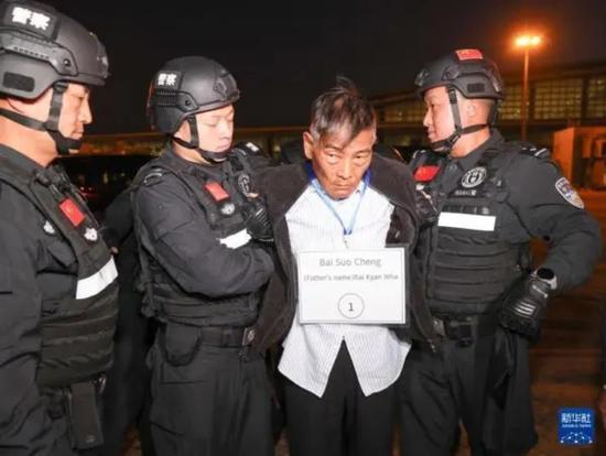 1月30日,在缅甸内比都国际机场,缅甸警方依法向我公安机关移交缅北重大犯罪嫌疑人白所成。 新华社图