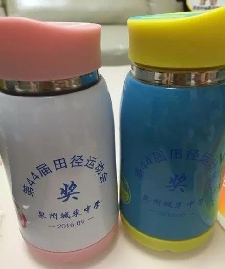 校运会,总有发不完的保温杯。图/@Jenny_愛GEM