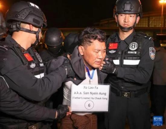 1月30日,缅甸警方向我公安机关移交缅北重大犯罪嫌疑人徐老发。 新华社图