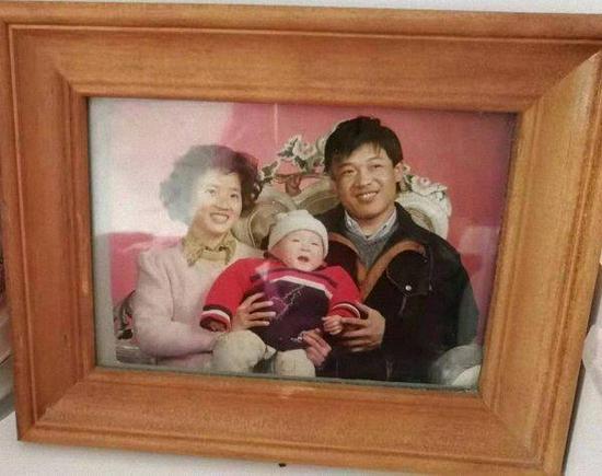 谌孟珍和赵文龙结婚时的合照。受访者供图