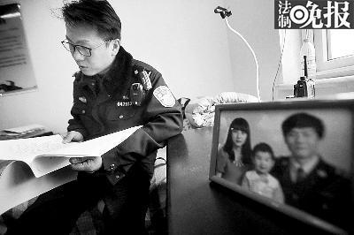 西集公安检查站副站长于阳,将老婆孩子的照片摆在办公室