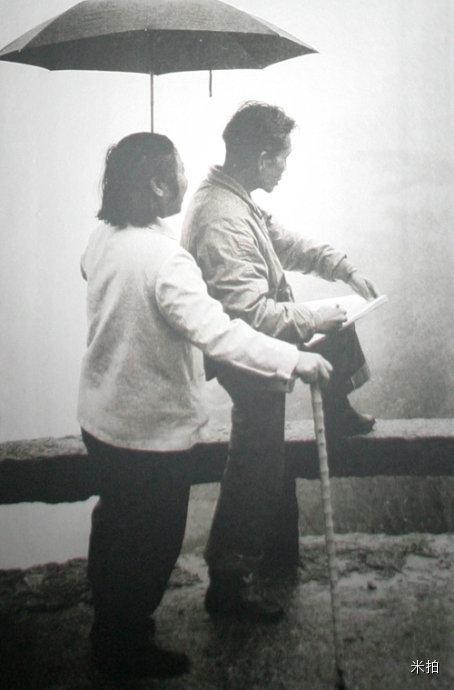 1983年,吴冠中夫妇在黄山写生