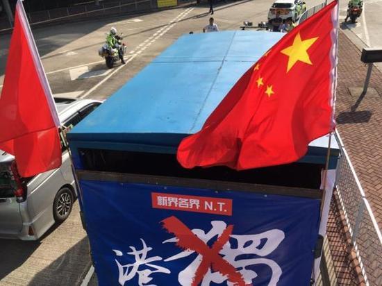 在集会现场,来自新界各界的代表纷纷发言表示支持全国人大果断释法,不容许有人利用立法会平台侮辱国家及民族。