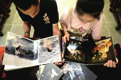 周先生夫妇想念露露时,就会一遍遍翻看相册。