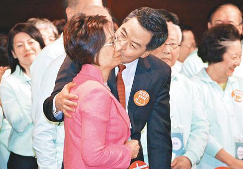 梁振英与夫人唐青仪