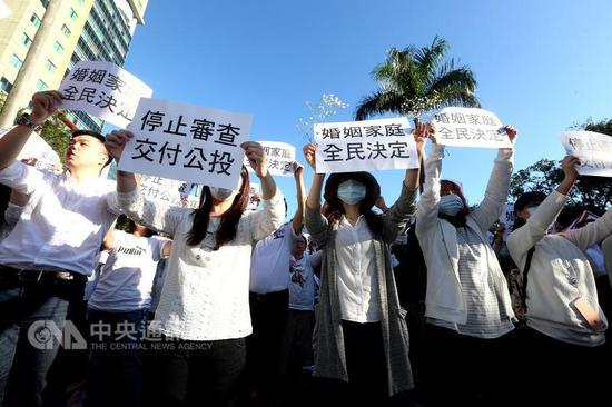 民众在“立法院”外聚集表达抗议