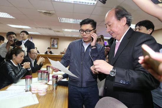 民进党总召柯建铭(右)在会议现场