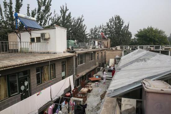 两名住户在癌症旅馆二楼交谈。澎湃新闻记者 谢匡时 图