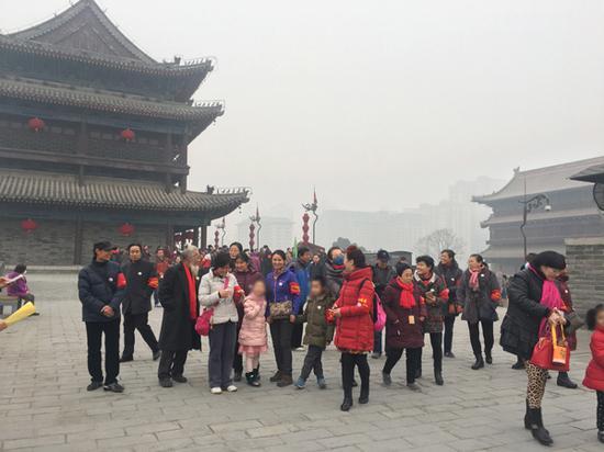 1月4日下午,社会监督团成员在西安城墙上检查。 本文图片均为澎湃新闻记者 官雪晖 图
