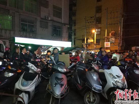 1月11日23时许,与安福电商城一条马路之隔的某地下仓库路口,来此提鞋、送鞋的商家骑着摩托车,路口一时拥堵。中国青年报·中青在线记者 卢义杰/摄