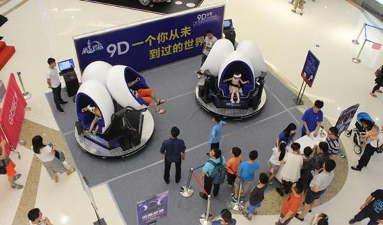 (图片说明:人们在商场里排队体验VR“蛋椅”;来源:动点科技)