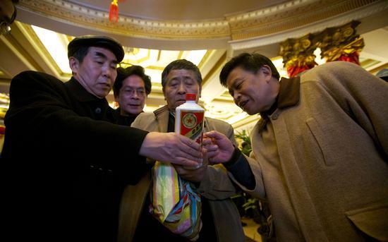 2011年2月27日,上海首届陈年茅台酒拍卖会举行,一瓶1955年产、标价超过120万元的茅台酒最终流拍。/CFP