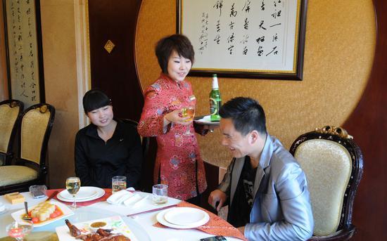 2010年4月26日,济南某酒店的劝酒员正展示自己的推荐技巧。在顾客就餐饮酒过程中,有专门训练的服务人员,给宾客端酒、祝酒,祝酒词还一套一套的。/CFP