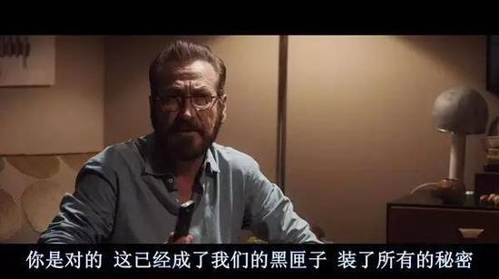 电影《完美陌生人》中,几个人以游戏的形式窥探对方手机里的秘密