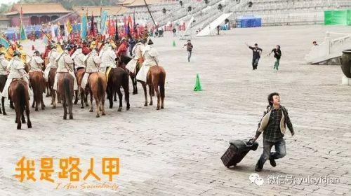 △2015年尔冬升导演拍了一部《我是路人甲》的电影,聚焦横店有表演梦想的“横漂”年轻人。若当年被这部电影感动到的观众,如今看到以下畸形的影视剧制作过程,应该会对这个圈子心灰意冷吧?
