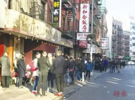 圣诞节期间,美国华埠中餐馆前排起长队。