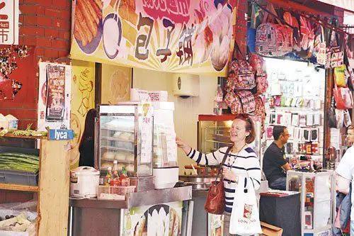 伦敦街边的中式餐点店铺吸引着络绎不绝的本地顾客。