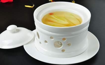 开水白菜:看似简单清素,但精料老汤之味十分美味,很费功夫。
