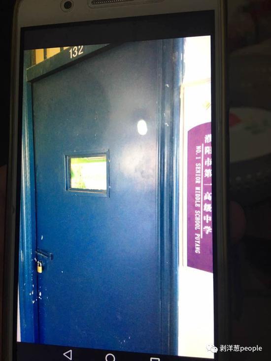 案发宿舍门口。新京报记者王婧祎 摄