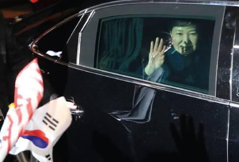 3月12日,朴槿惠乘车抵达位于韩国首尔三成洞的私邸并向支持者挥手。当晚,遭弹劾并被解除总统职务的朴槿惠搬出韩国总统府青瓦台,回到她的私宅。图/法新