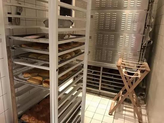 上海武康路Farine的面包店的工作间。