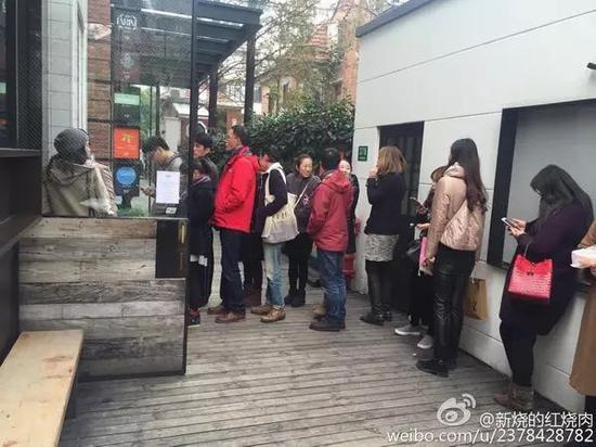 此前,上海武康路Farine的面包店长期大排长龙。