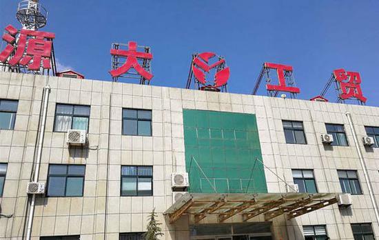“刺死辱母者”案案发地,山东源大工贸有限公司。案件就发生在大门进去右手边的接待室。