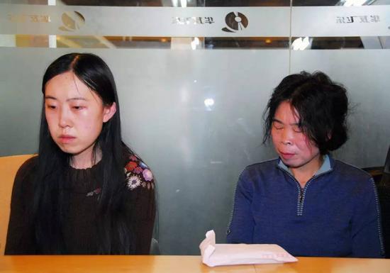 2007年4月4日下午,杨丽娟母女在北京获得艺人杨臣刚提供的2万元资金,用于料理杨父的后事。图 / CFP