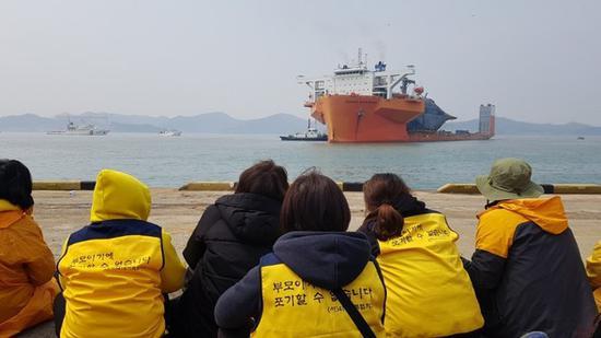 遇难者遗属们望着抵达木浦新港的世越号。来源: 韩民族日报社