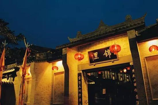 在民谣歌曲里,成都有一种古典和现代交融的气质。