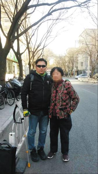 一个月前,郭利与母亲在北京合影。受访者供图