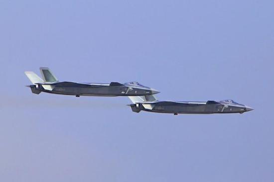 中国空军歼-20战斗机是目前世界上唯一能与F-22进行正面对抗的第五代战斗机