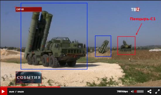 俄军在赫梅明空军基地部署了S-400和“铠甲-S1”防空系统,对巡航导弹有较强的抗击能力,但远水难救近火,遭到袭击的两个叙利亚基地在这些导弹掩护范围之外。S-400系统的48N6E导弹虽然号称有250公里射程,但那不是用来拦截超低空目标的射程,实际对“战斧”这类导弹,S-400的射程要打好几个折扣