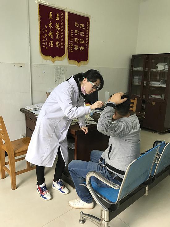3月30日,衡东县人民医院急诊科医生单雅琴正在为病人看病。澎湃新闻记者 李珣摄