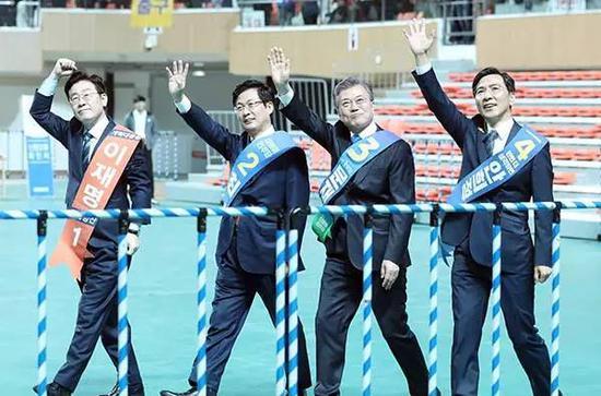当地时间2017年3月27日,韩国光州,韩国共同民主党总统候选人文在寅、安熙正、李在明和崔星在光州大学参加竞选大会,各自发表政见拉票。东方IC 资料