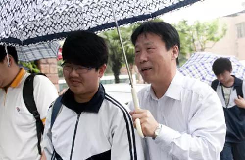 辛灵学校校长谢小双