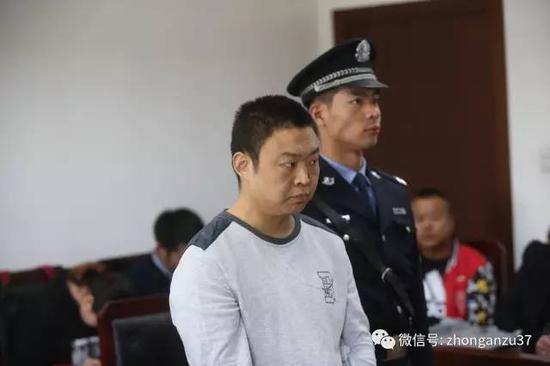 ▲将黑救护同行打伤,高进牌涉嫌寻衅滋事受审。