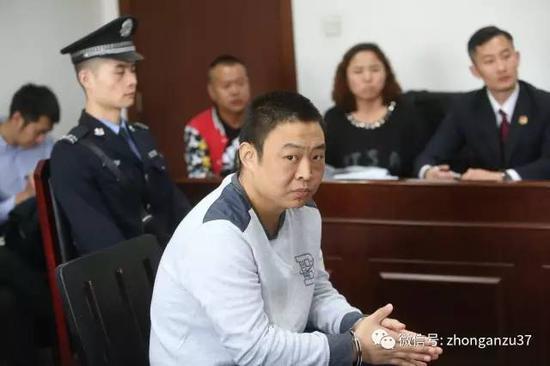 ▲受害人王某和付某(高进牌身后)均来到法院参与庭审。