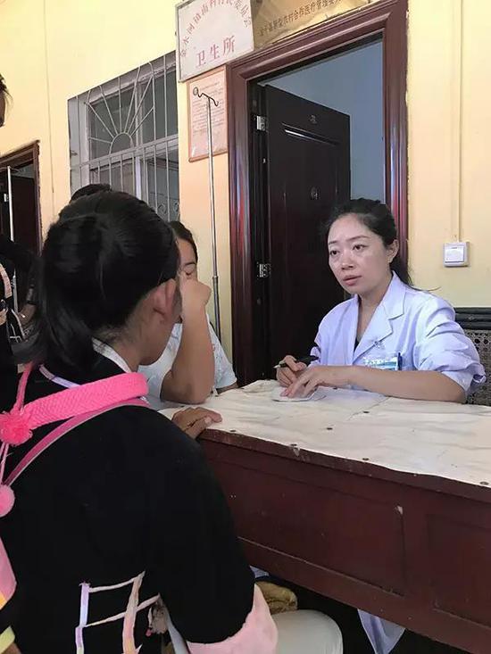 武欣正在给一位妇女问诊,当地妇女健康观念淡薄,如果不是下乡义诊,许多人不会主动去医院。