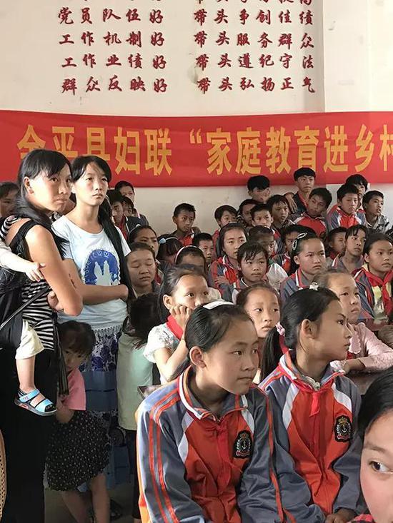 复旦大学附属妇产科医院的专家下乡普及孕期保健知识,听课者包括了很多小学生和孕产妇。
